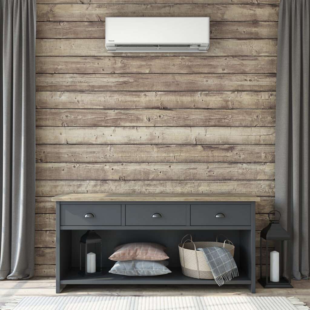 Panasonic luftvärmepump monterad i stilrent hem – energieffektiv uppvärmning med diskret design.